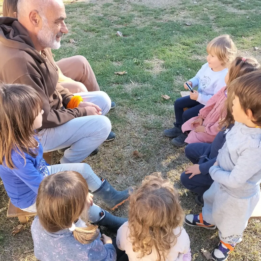 Bambini che giocano seduti per terra