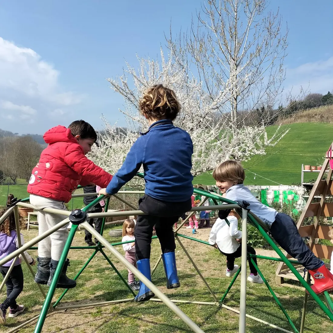Un bambino che si arrampica durante il gioco libero